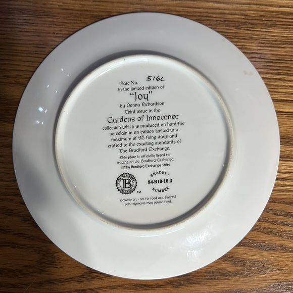 Bradford Exchange “Gardens of Innocence” Angel plate “Joy” Great condition. - Picture 3 of 4